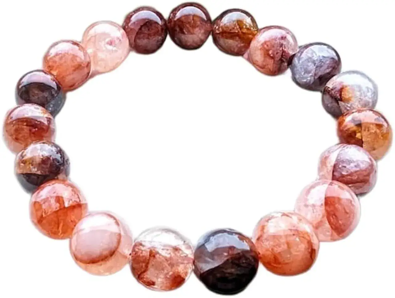 Bracciale di quarzo rosso, noto per le sue proprietà energizzanti e protettive. Le pietre sfaccettate riflettono la luce.