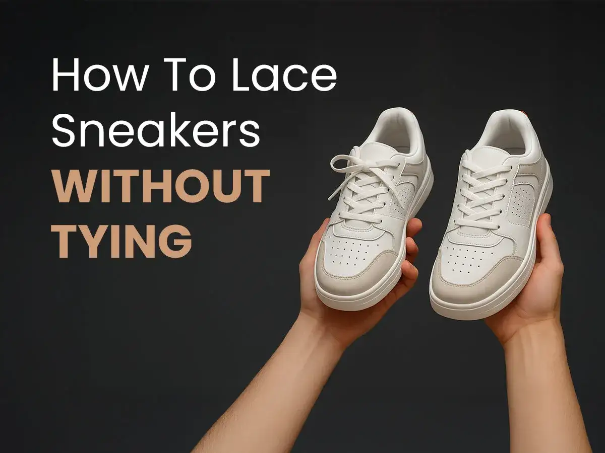Impara come mettere i lacci alle scarpe senza fiocco, con un paio di sneakers bianche tenute in mano.