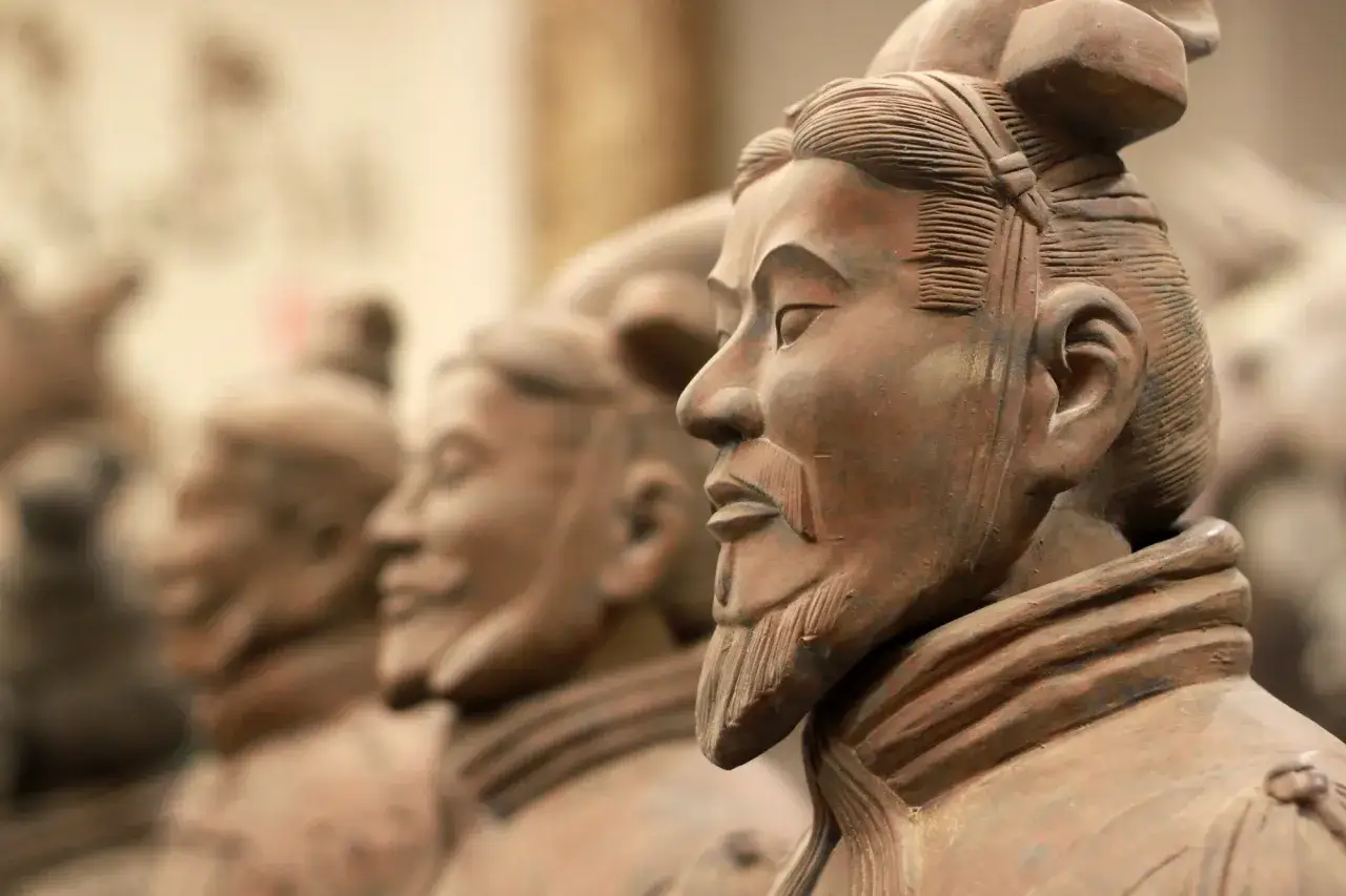 Profil de soldats en terre cuite, gardiens silencieux de l'empereur Qin.