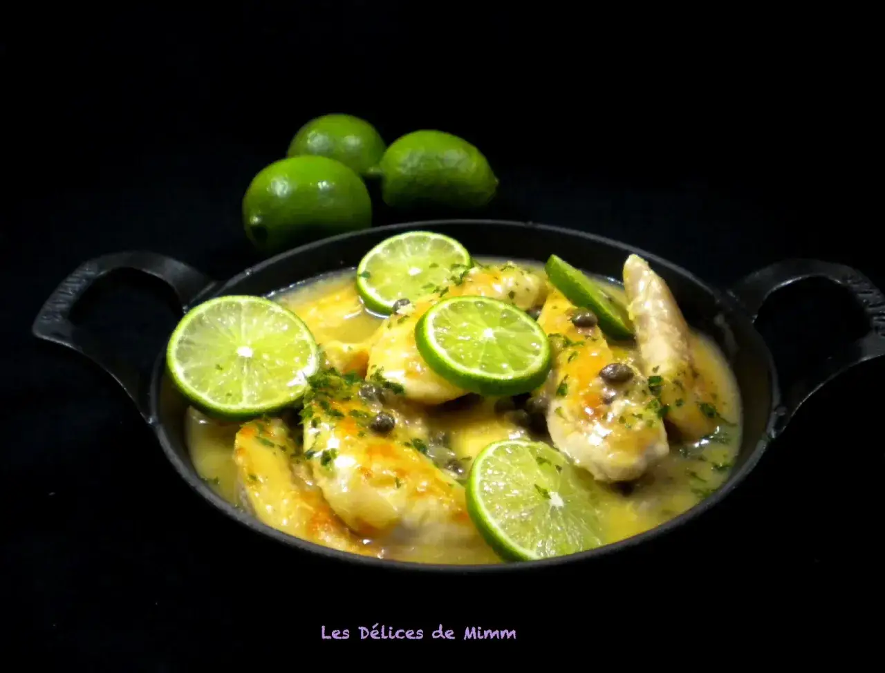 Délicieuses aiguillettes de poulet sauce citronnée, garnies de rondelles de citron vert et de câpres. Un plat savoureux et frais.