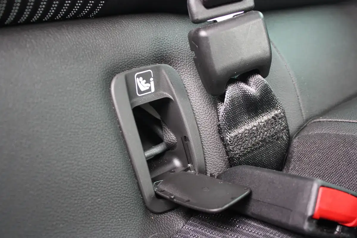 System mocowania fotelika dziecięcego w samochodzie. Isofix co to? To bezpieczne rozwiązanie dla najmłodszych pasażerów.