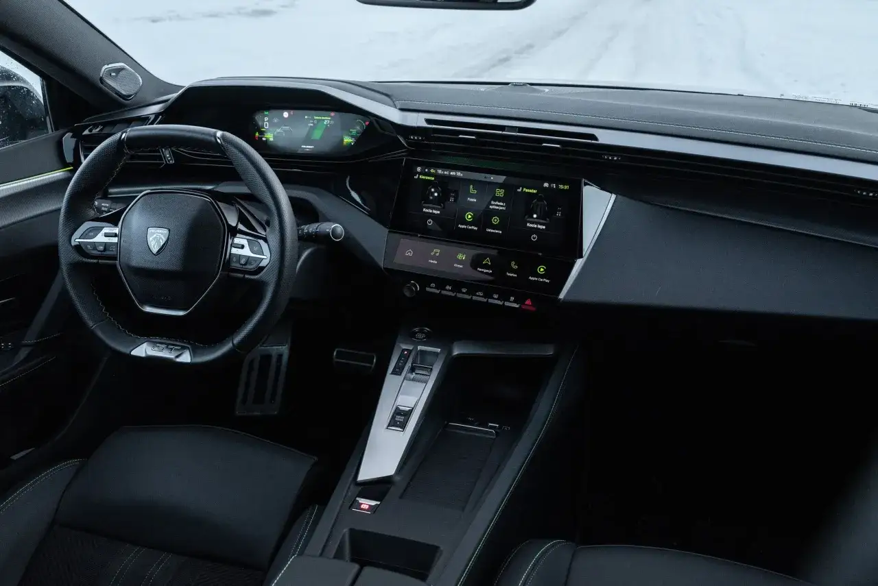 Wnętrze Peugeota 408 GT z nowoczesnym panelem i ekranami. Sprawdź peugeot 408 cena i wyposażenie.