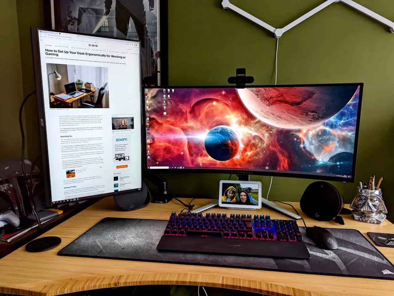 Dwa monitory ułatwiają pracę i naukę, pokazując artykuł o ergonomii i kosmiczną tapetę. Idealne, jak podzielić ekrany na dwa monitory.