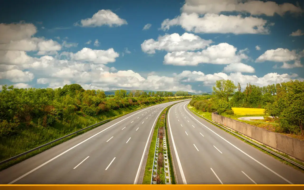 Leere Autobahn mit gr&uuml;nen Feldern und B&auml;umen. Ruhige Fahrt, da LKW-Fahrverbot an Karfreitag gilt.