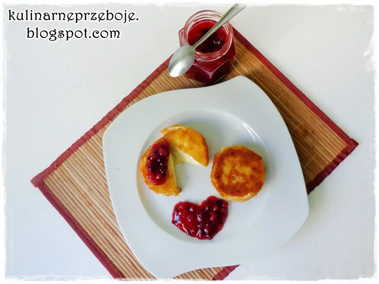 Pyszny camembert w panierce, podany z konfiturą z owoców leśnych. Idealna przekąska na każdą okazję.