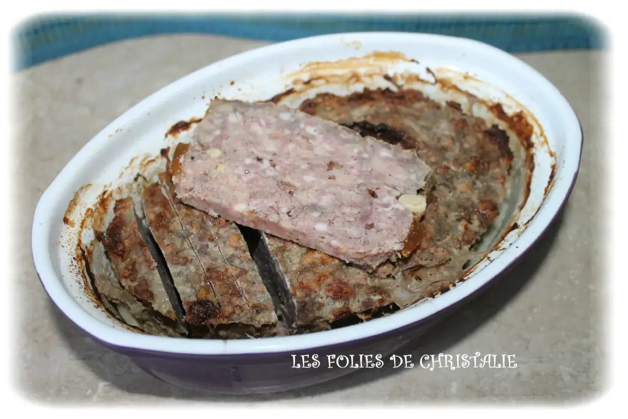 La terrine de sanglier de ma grand-m&egrave;re, une recette familiale savoureuse, est pr&eacute;sent&eacute;e dans un plat violet.