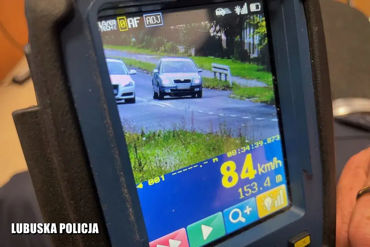 Młody kierowca przekroczył prędkość o 34 km/h, jadąc 84 km/h. To może oznaczać utratę punkt&oacute;w karnych.