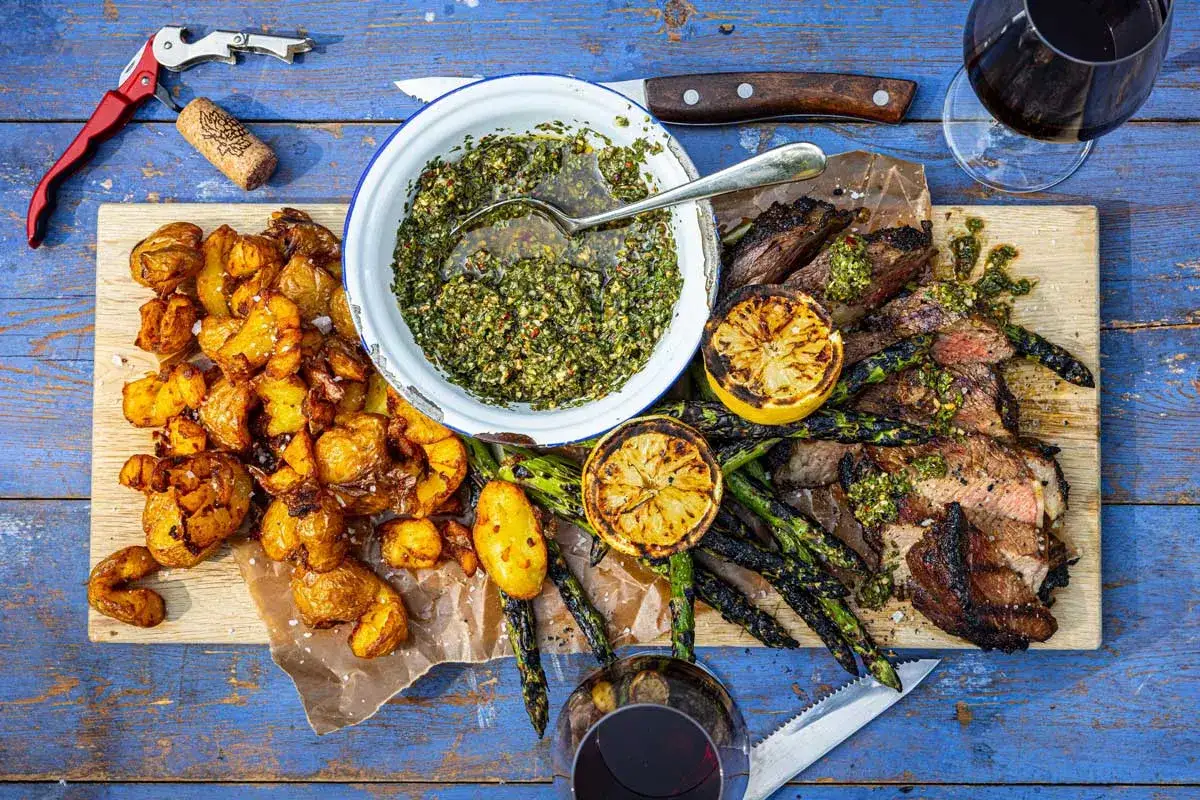 En saftig entrecote med rostade potatisar, grillad sparris och chimichurri. Ett perfekt entrecote recept f&ouml;r en h&auml;rlig middag.