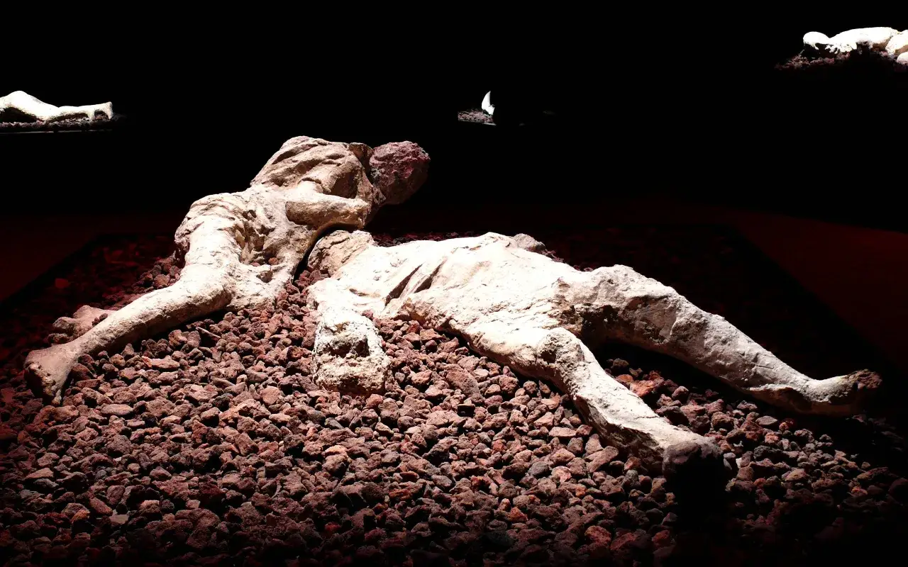 Pompeje zastygli ludzie w popiele, uwiecznieni w ostatnich chwilach życia. Ich ciała, odlane w gipsie, opowiadają tragiczną historię.
