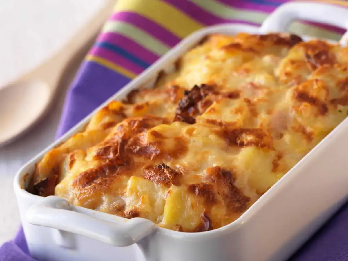 Un plat gratiné de pommes de terre et jambon, une escalope savoyarde réconfortante, prête à être dégustée.