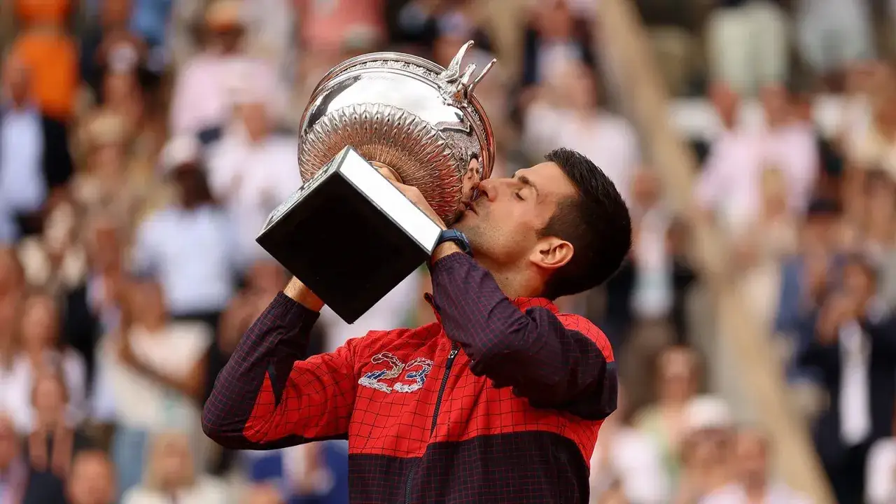 Novak Djokovic besa el trofeo de Roland Garros, celebrando su victoria. &iquest;Cu&aacute;ntos Roland Garros tiene Djokovic?