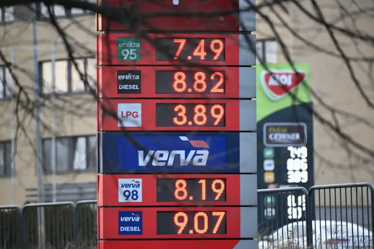 Cena paliwa diesel na tablicy informacyjnej stacji paliw: 8.82 oraz 9.07. Obok widnieją ceny benzyny i LPG.