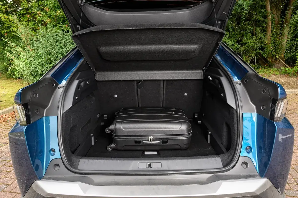Bagageutrymmet i en blå Peugeot 3008 plug-in hybrid, redo för en testresa.