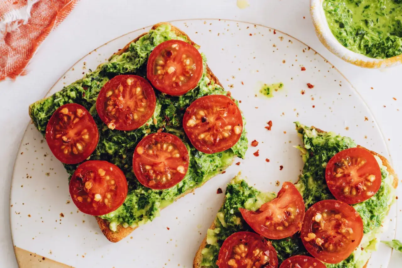 Tartines d'avocat écrasé et tomates cerises, un délicieux petit déjeuner salé.