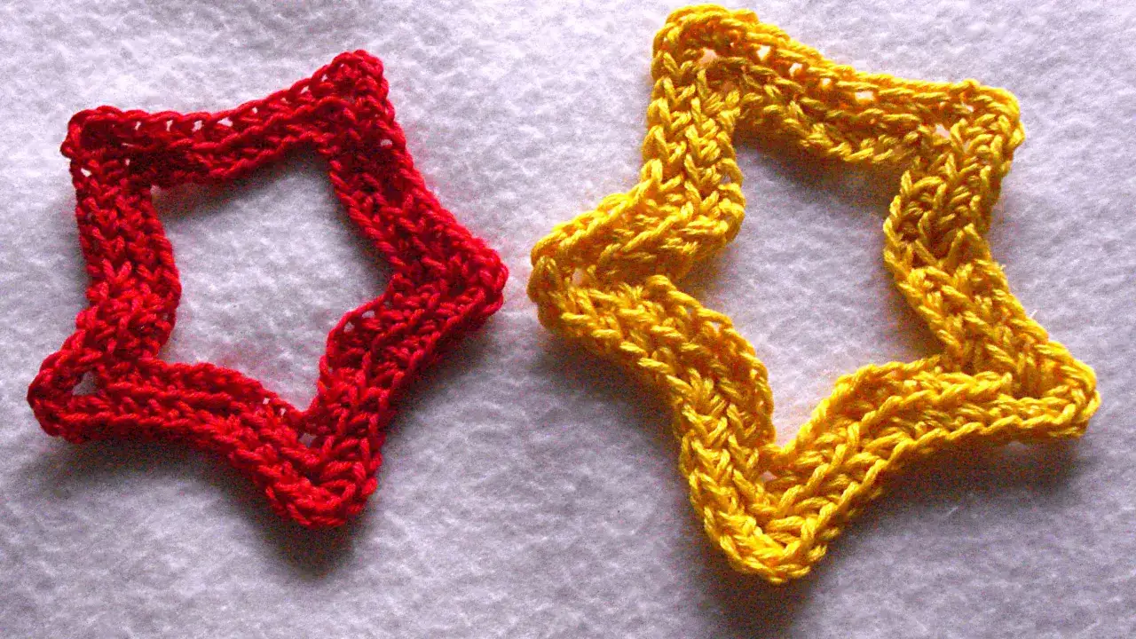 Due stelline di Natale all'uncinetto, una rossa e una gialla, perfette per decorare o come ispirazione per schemi.