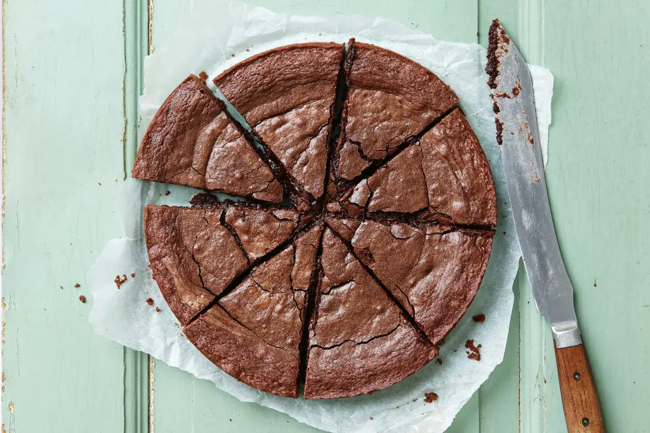 En saftig kladdkaka, uppskuren i bitar, redo att avnjutas. Perfekt f&ouml;r alla som &auml;lskar kladdkaka recept.