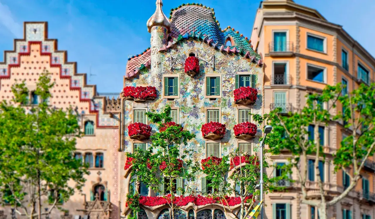 La Casa Batlló, con su fachada colorida y balcones de rosas rojas, evoca la leyenda de Sant Jordi.