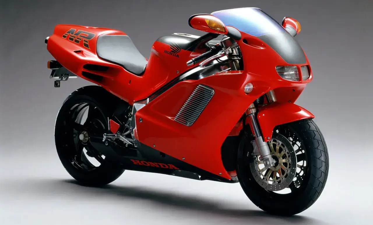 La ic&oacute;nica Honda NR 750, una obra maestra roja con detalles negros y el distintivo logo 