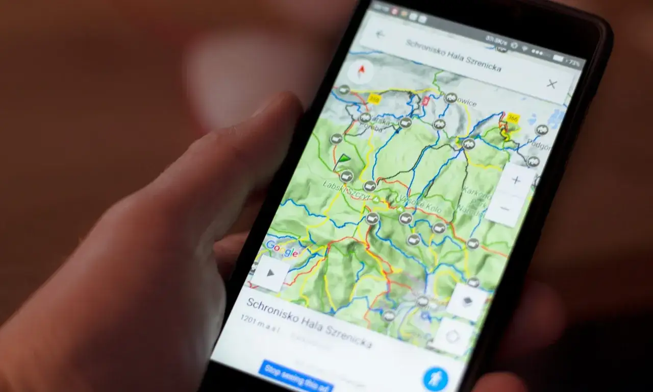 Mapa szlak&oacute;w g&oacute;rskich i telefon z rezerwacją schroniska