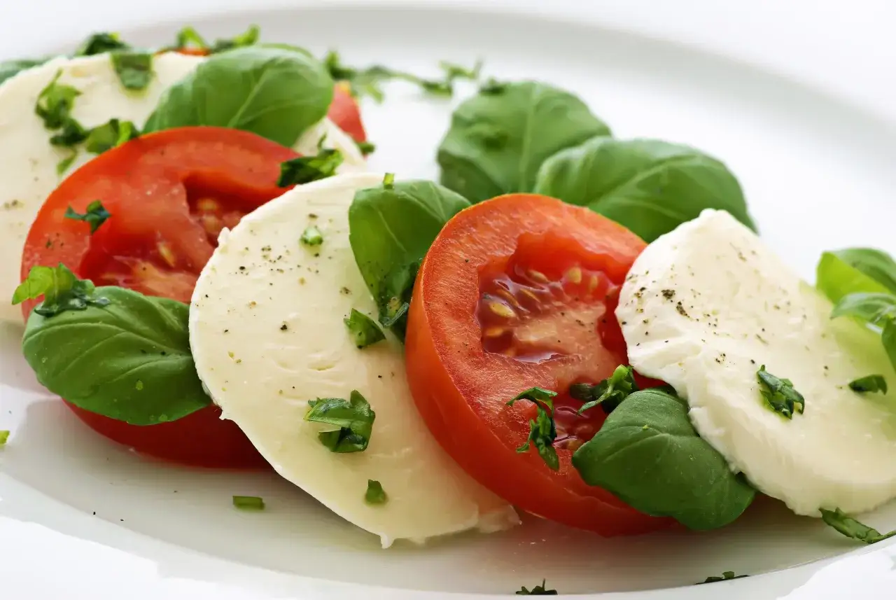 Sałatka caprese z pomidor&oacute;w, mozzarelli i bazylii