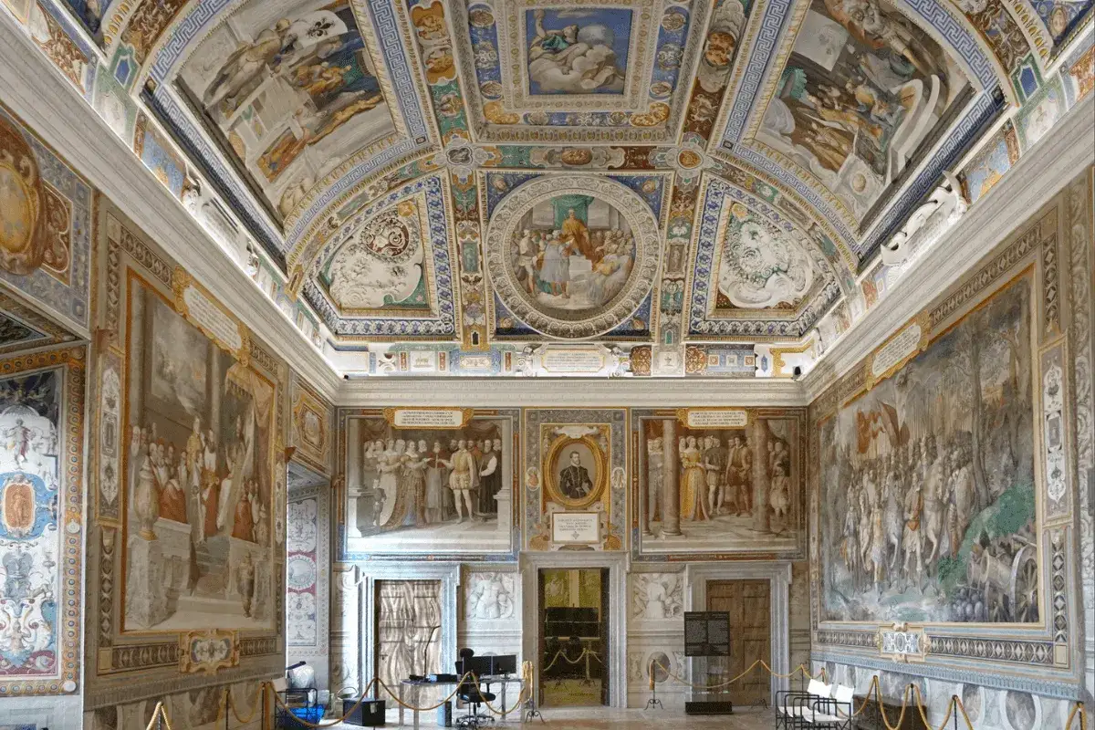 Interni del Palazzo Farnese a Caprarola: affreschi maestosi adornano soffitti e pareti, narrando storie di un'epoca passata.