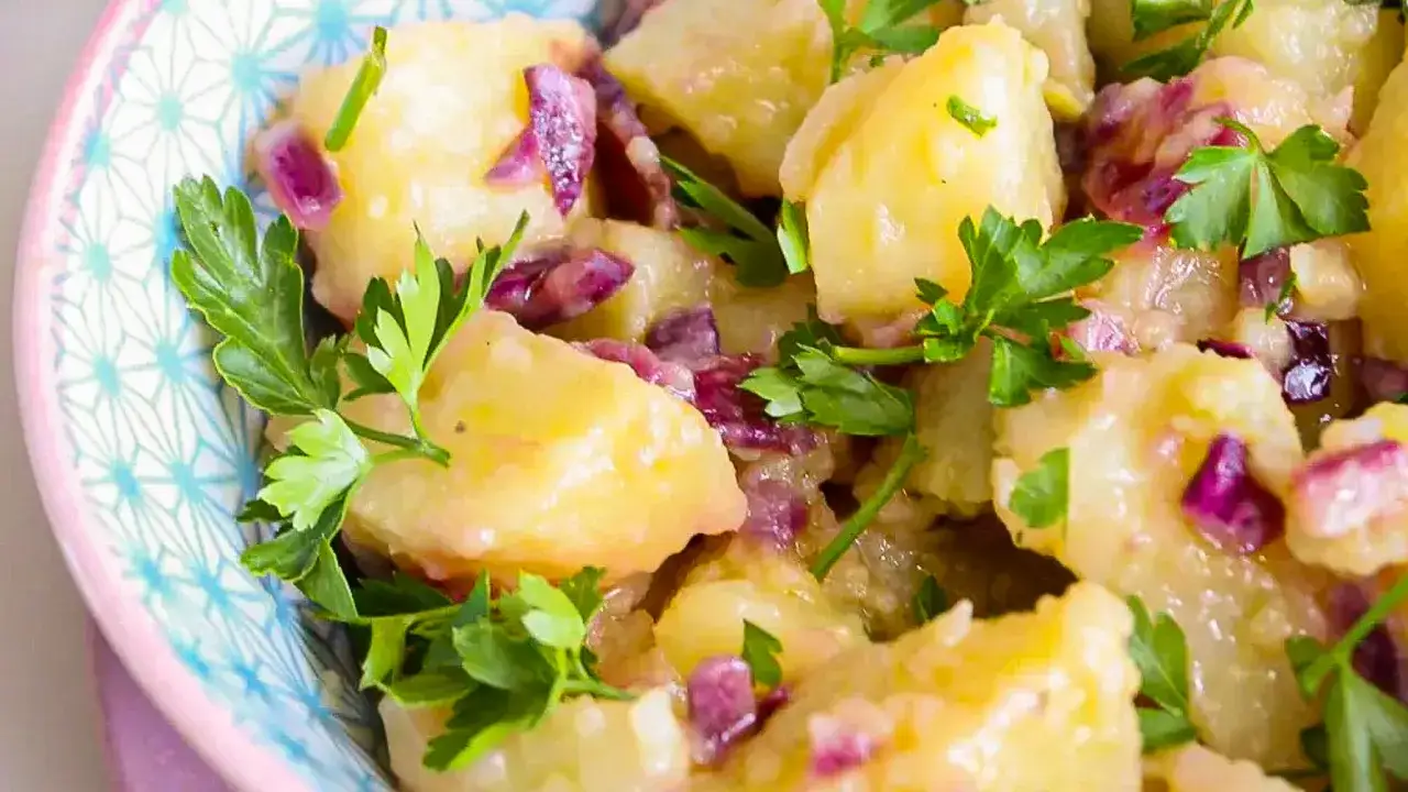 Salade de pommes de terre cr&eacute;meuse avec oignons rouges et persil frais, une vinaigrette pour salade de pommes de terre parfaite.