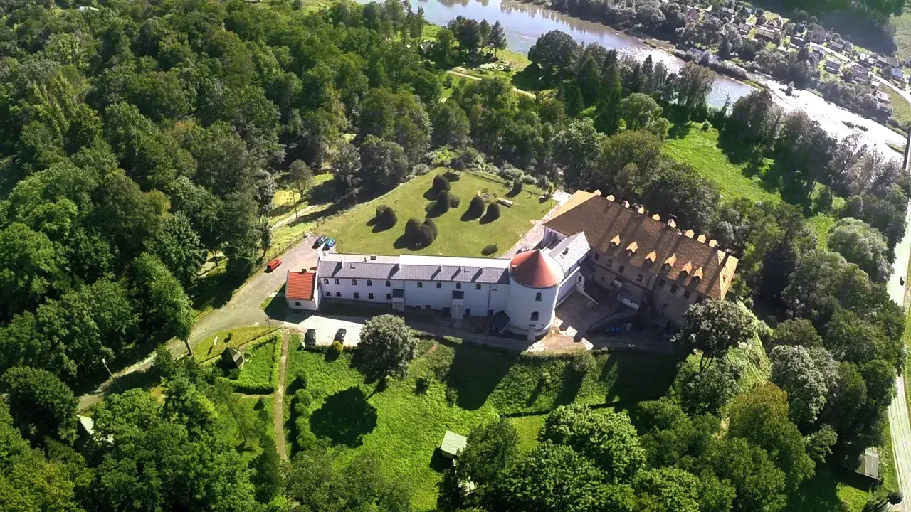 Zamek w Lesku, otoczony zielenią, nad rzeką. Piękne krajobrazy, idealne na wypoczynek w stylu agro Bieszczady Lesko.