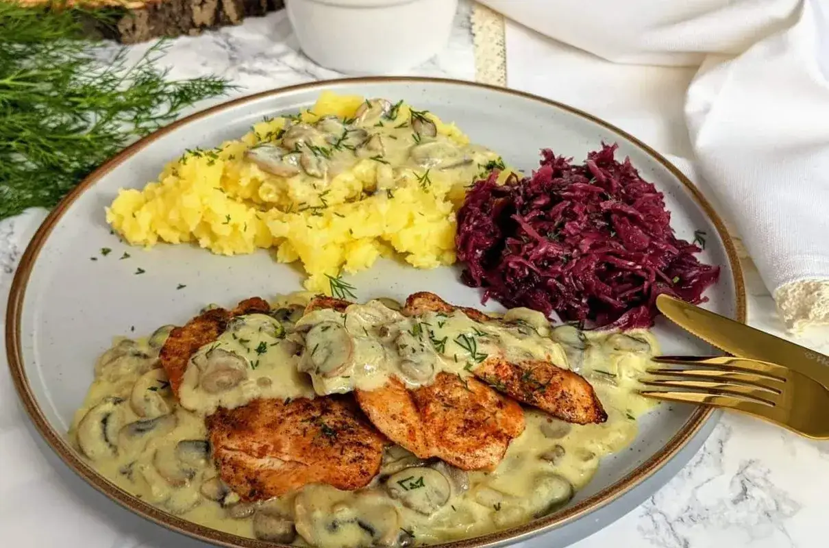 Kurczak supreme w sosie grzybowym, podany z purée ziemniaczanym i czerwoną kapustą. Pyszny obiad!