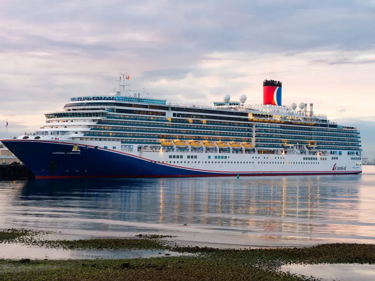 Carnival Luminosa, una nave da crociera, pronta per un nuovo itinerario lungo la costa luminosa.