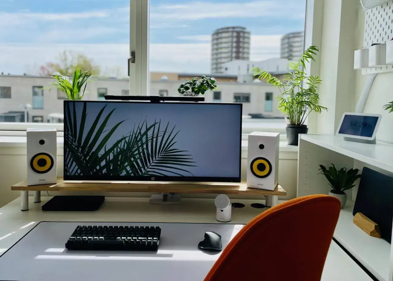Bureau lumineux avec &eacute;cran, clavier, souris et enceintes. Id&eacute;al pour savoir comment choisir son clavier gamer.