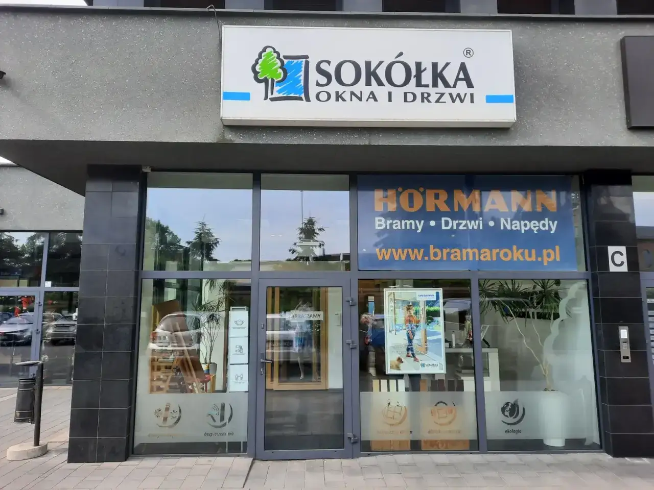 Elegancki salon okien i drzwi SOKÓŁKA z witryną i logo HÖRMANN.