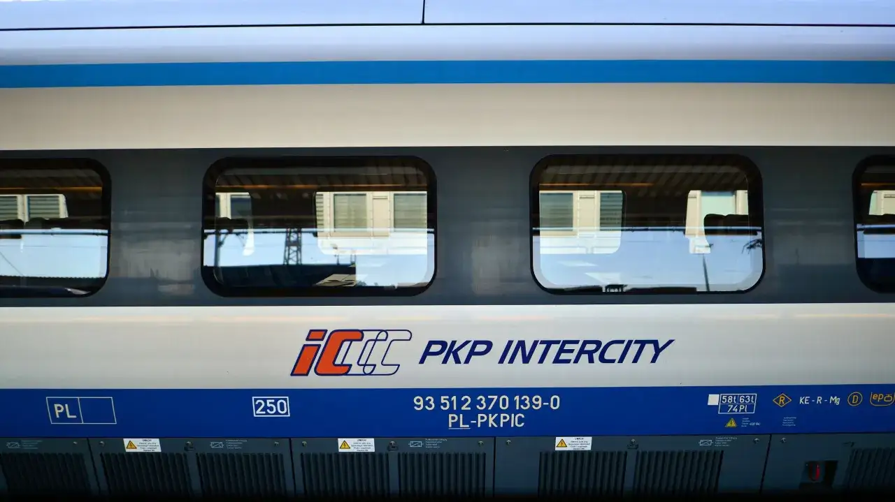 Bilet tygodniowy PKP Intercity - sprawdź, ile kosztuje podróż po Polsce. Widok na boczny panel pociągu PKP Intercity z numerem 250.