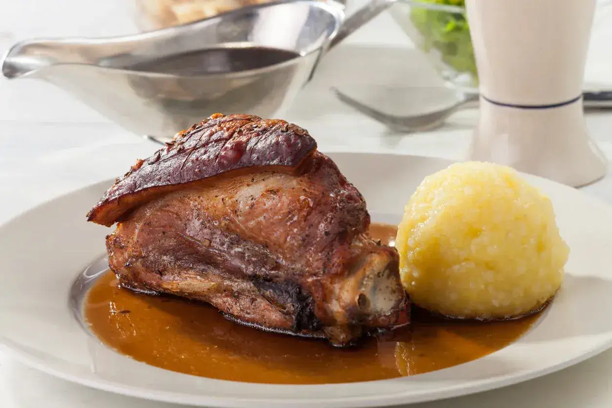 Fr&auml;nkisches Sch&auml;ufele mit Kl&ouml;&szlig;en und Kraut