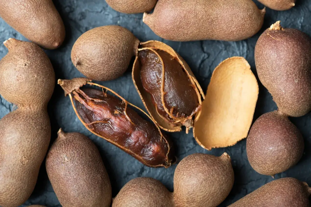 Tamarind – pyszny pomysł, co przywieźć z Tajlandii. Te brązowe strąki skrywają słodko-kwaśny miąższ.