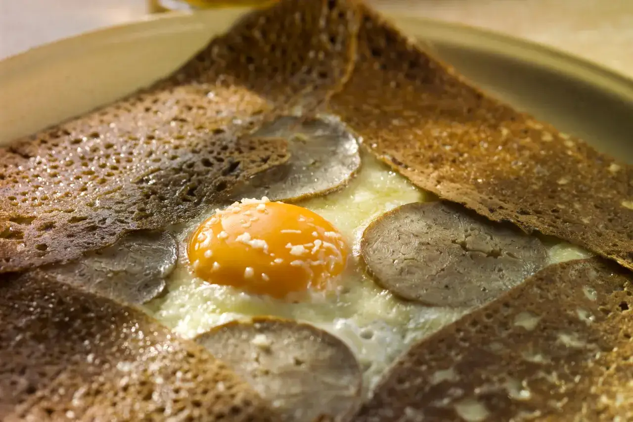 Crepe con huevo y queso, un bocado que evoca el origen de los crepes, sencillo y delicioso.
