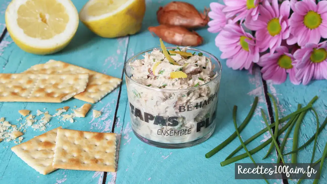 Un d&eacute;licieux pot de rillettes de thon, garni de zestes de citron, est pr&ecirc;t &agrave; &ecirc;tre d&eacute;gust&eacute; avec des crackers.