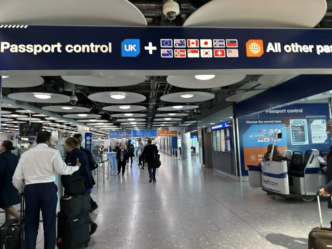 Kontrola paszportowa w Londynie. Czy do Londynu trzeba paszport? Znak wskazuje, że tak, dla obywateli UK i innych krajów.
