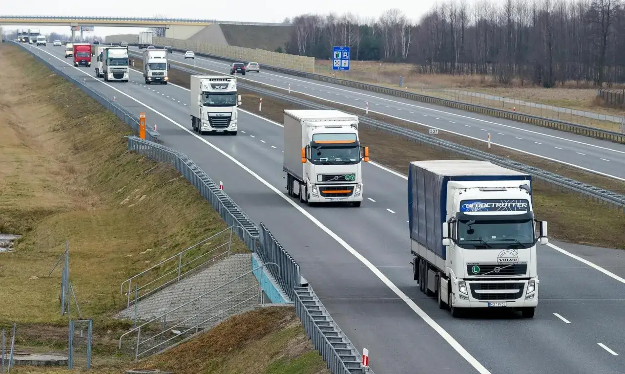Ciężarówki na autostradzie. Zastanawiasz się, ile zarabia kierowca tira?