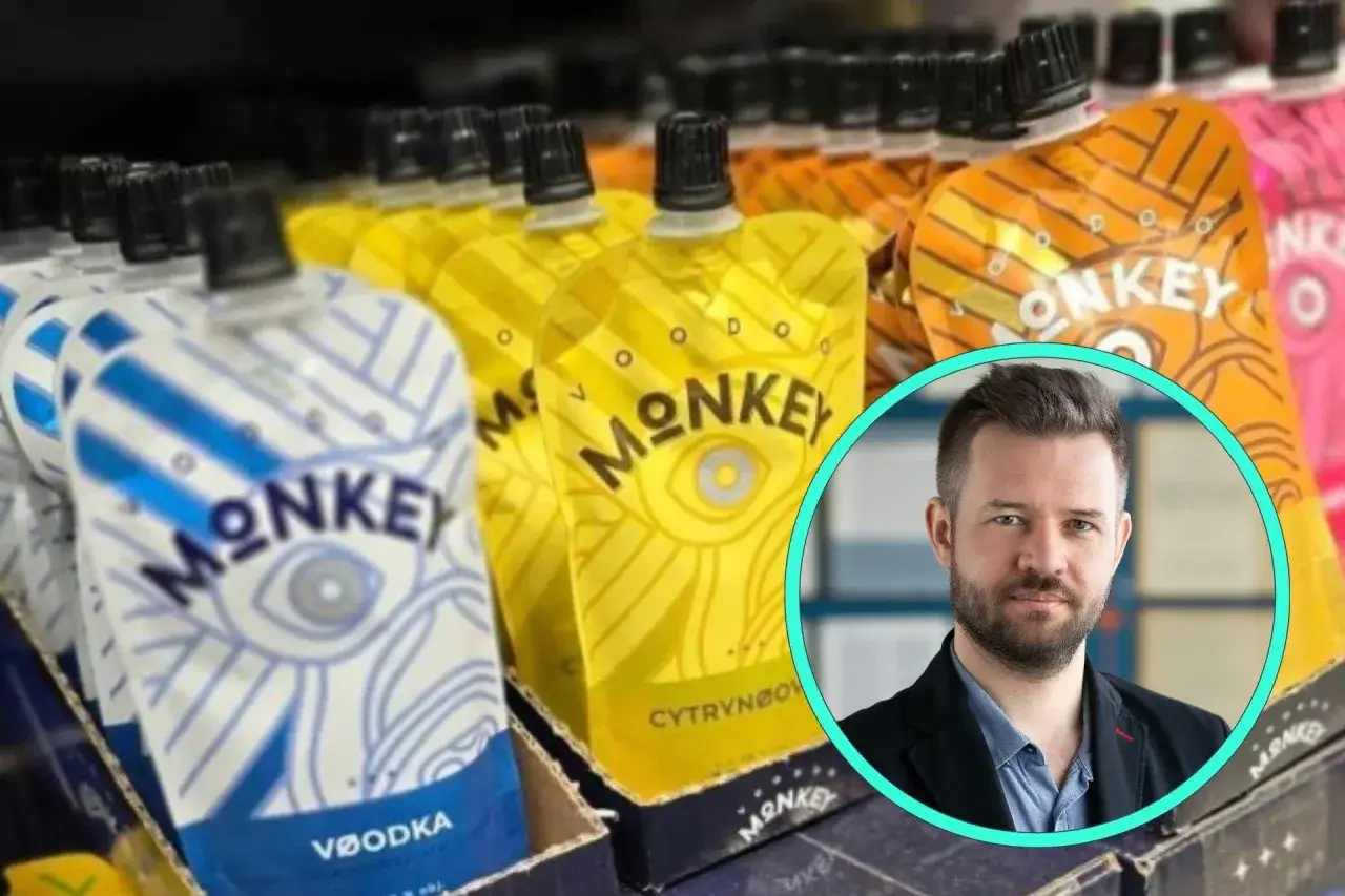 Mężczyzna w okręgu na tle kolorowych opakowań wódki Monkey. Czy musy owocowe są zdrowe dla dorosłych?