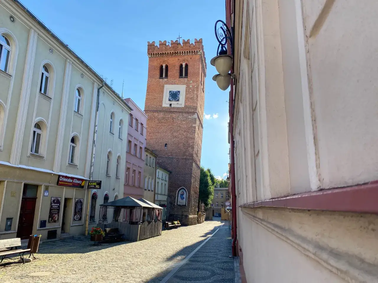 Wieża Piastowska w Ząbkowicach Śląskich, jedna z głównych atrakcji miasta, góruje nad brukowanym rynkiem.