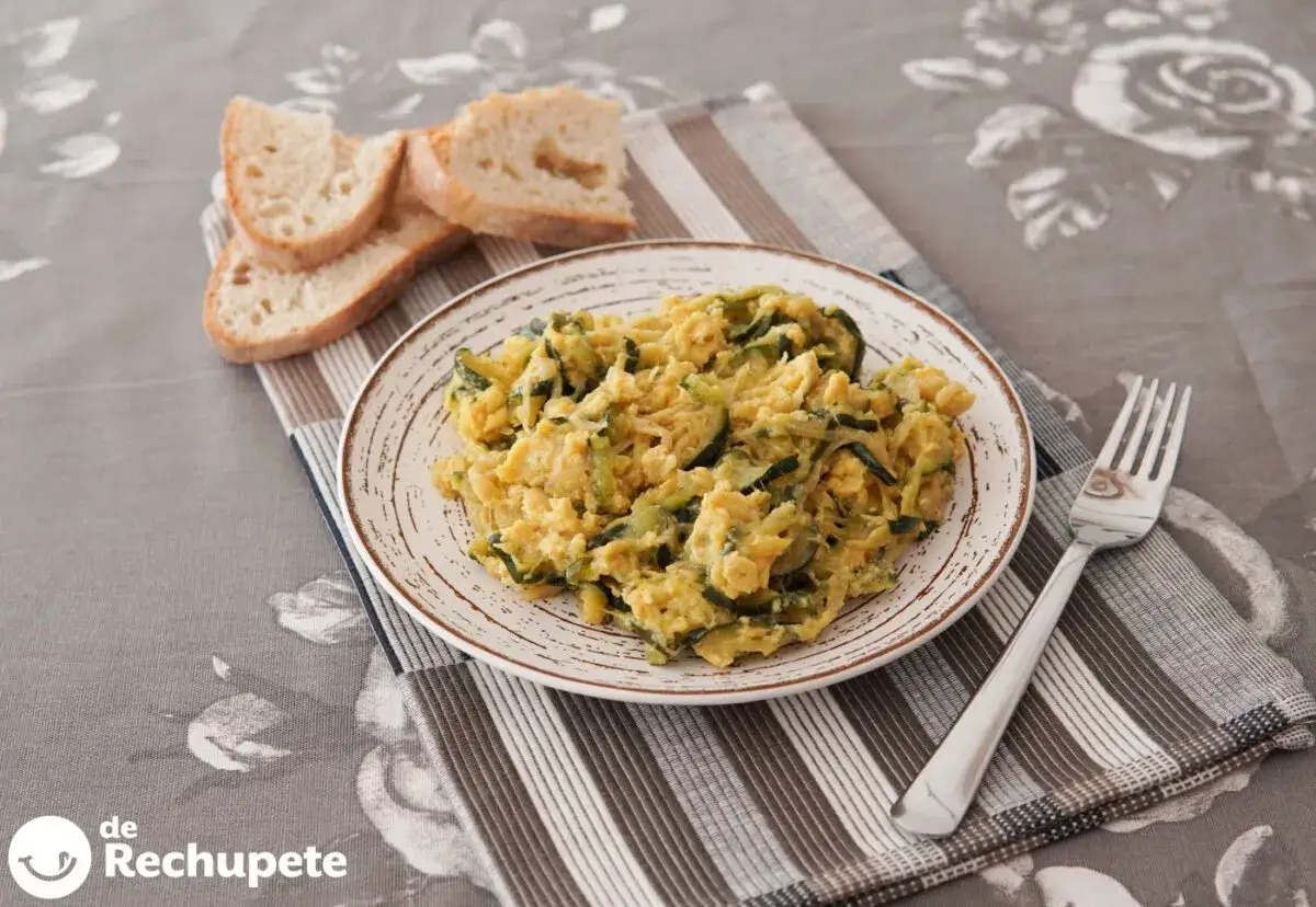 Zarangollo murciano, un plato sencillo y delicioso de calabac&iacute;n y huevo, acompa&ntilde;ado de pan tostado.