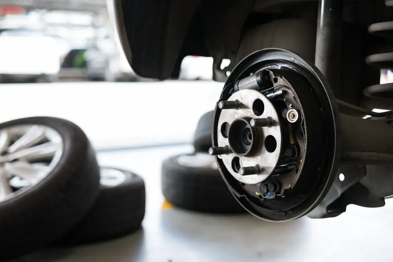 Detalle de un tambor de freno y su cojinete de rueda, listo para ser reparado. Ruedas en primer plano.