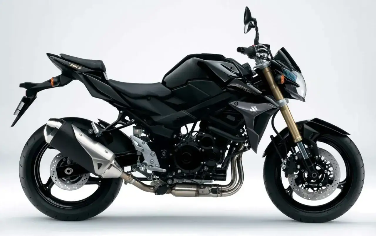 Czarny Suzuki GSR 750, motocykl z potencjalnymi wadami, prezentuje się dynamicznie.