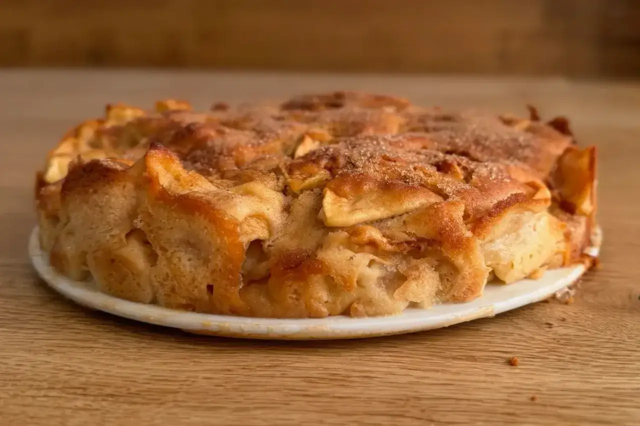Apfelkuchen mit Zimt und Zucker, der Kuchen wird zu dunkel, aber die Äpfel sind noch saftig.