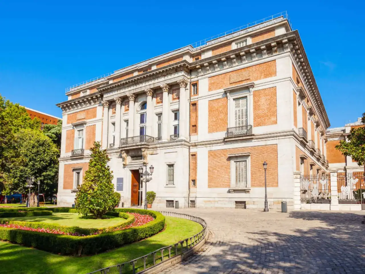 Eleganckie muzeum sztuki w Madrycie z pięknym ogrodem i brukowanym placem.