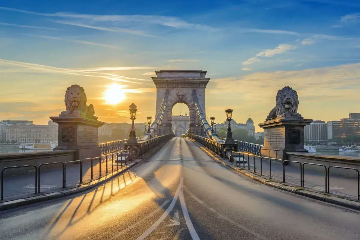 Most Széchenyiego w Budapeszcie o wschodzie słońca, idealne na loty do Budapesztu. Lwy strzegą mostu.