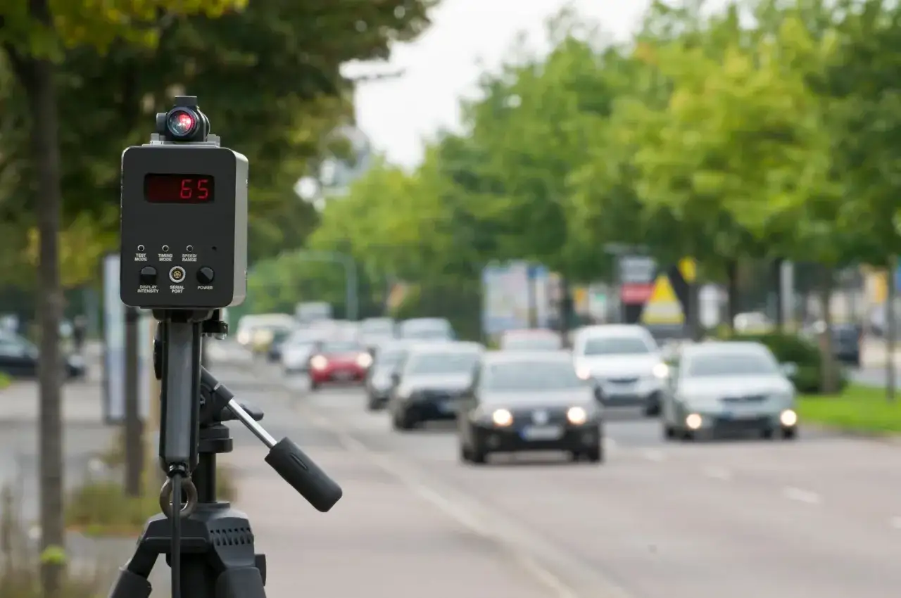 Radar de vitesse sur trépied, affichant 65. Je me suis fait flashé, j'espère que ce n'est pas trop cher !