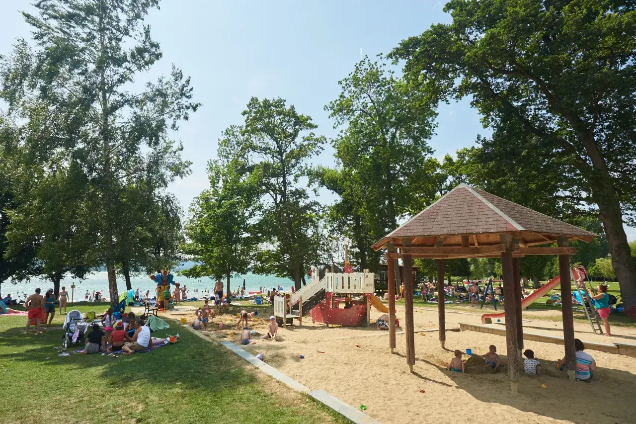 Seebad Radolfzell Kinderspielplatz und Bodensee