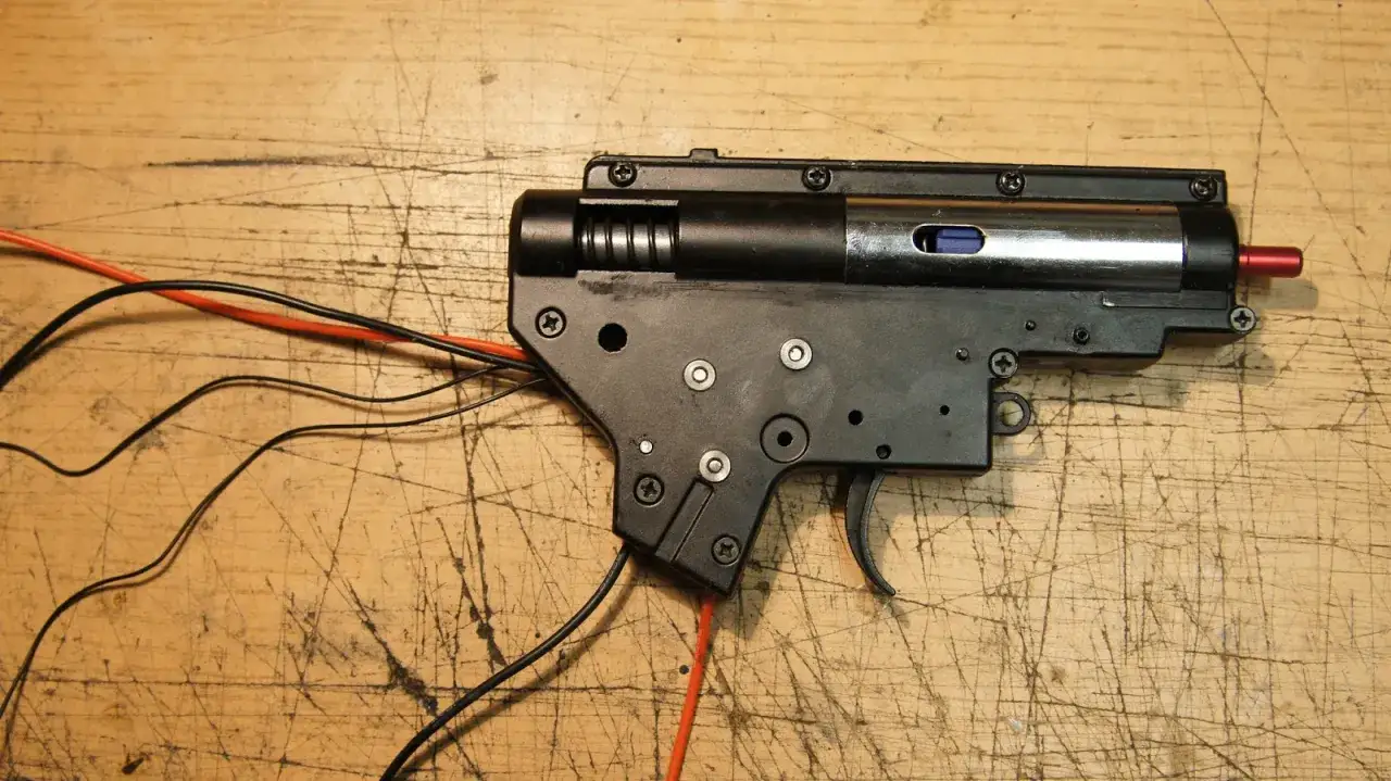 Część gearboxa ASG z widocznym mosfetem i przewodami, gotowa do montażu.