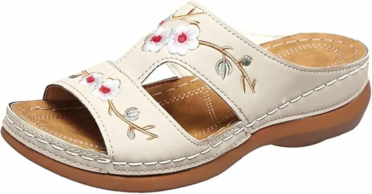 Sandalo da donna in cuoio beige con ricami floreali. Comode e perfette per l'estate.